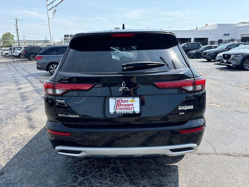 Mitsubishi Outlander Vehicle Full-screen Gallery Image 32