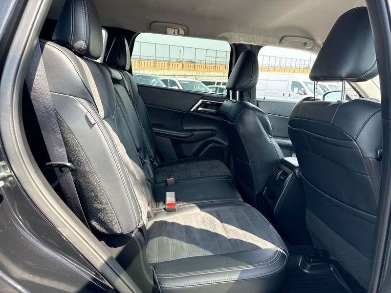 Mitsubishi Outlander Vehicle Full-screen Gallery Image 33