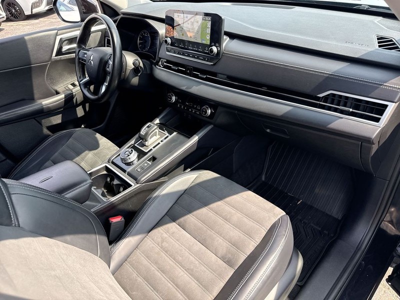 Mitsubishi Outlander Vehicle Full-screen Gallery Image 35