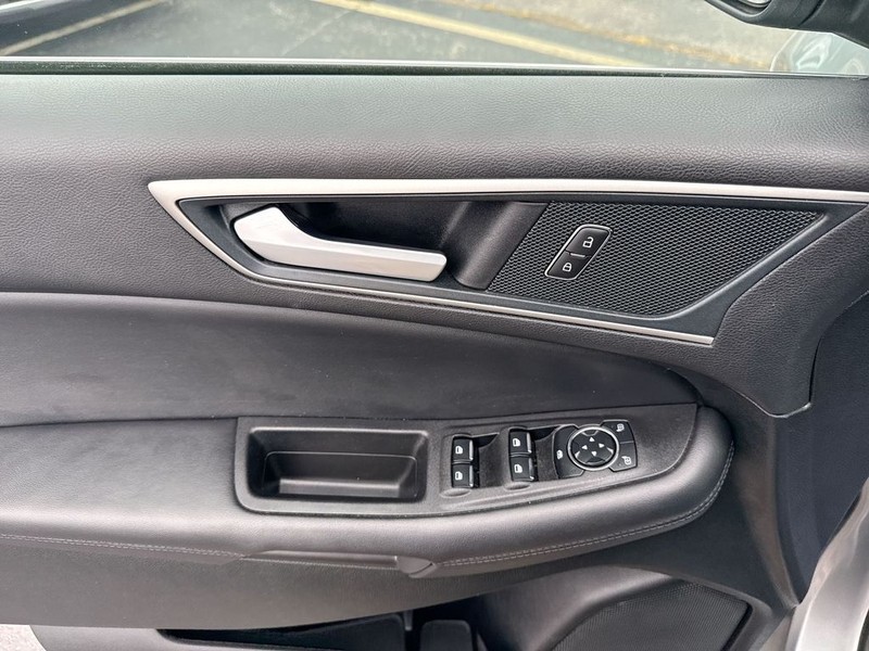 Ford Edge Vehicle Full-screen Gallery Image 28