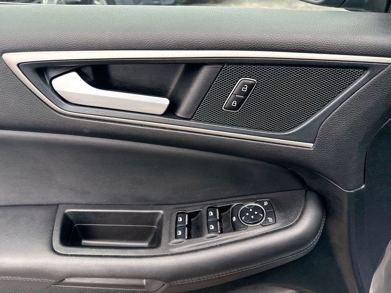 Ford Edge Vehicle Full-screen Gallery Image 29
