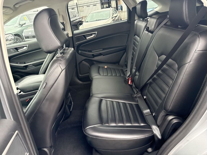 Ford Edge Vehicle Full-screen Gallery Image 30
