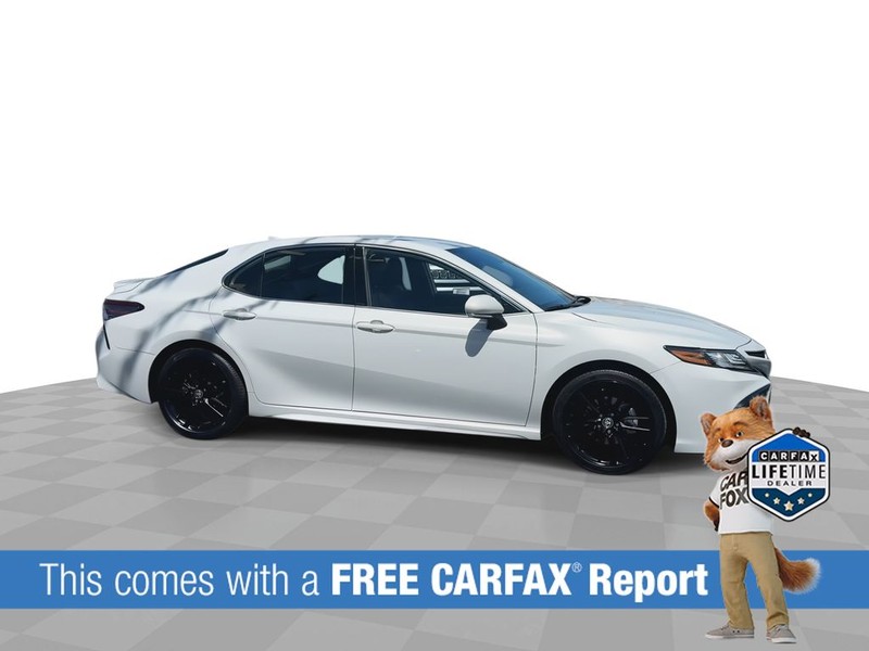 Toyota Camry Vehicle Full-screen Gallery Image 3