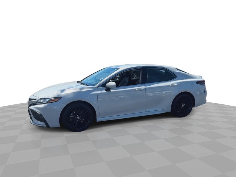 Toyota Camry Vehicle Full-screen Gallery Image 7