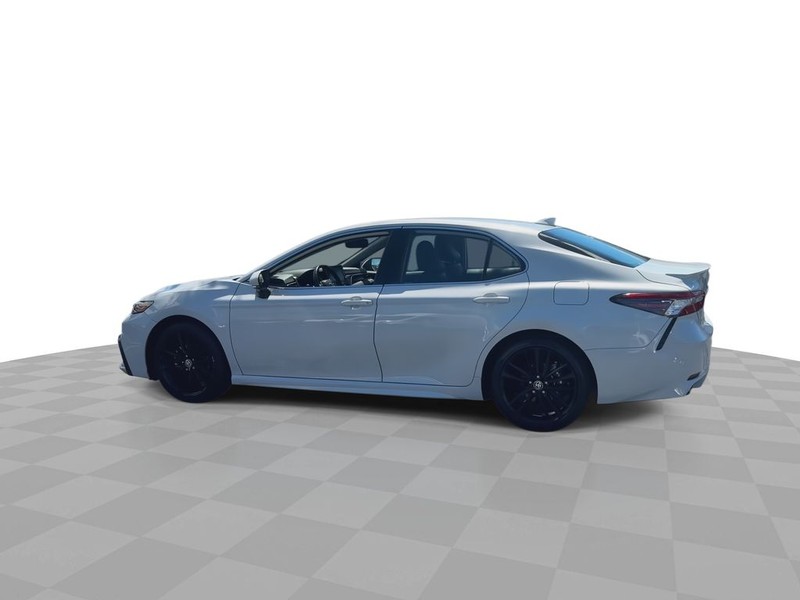 Toyota Camry Vehicle Full-screen Gallery Image 10