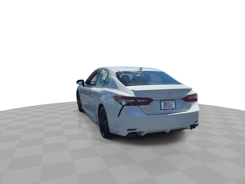Toyota Camry Vehicle Full-screen Gallery Image 11