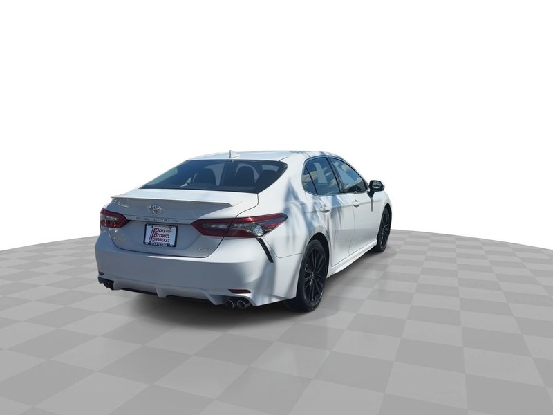 Toyota Camry Vehicle Full-screen Gallery Image 13