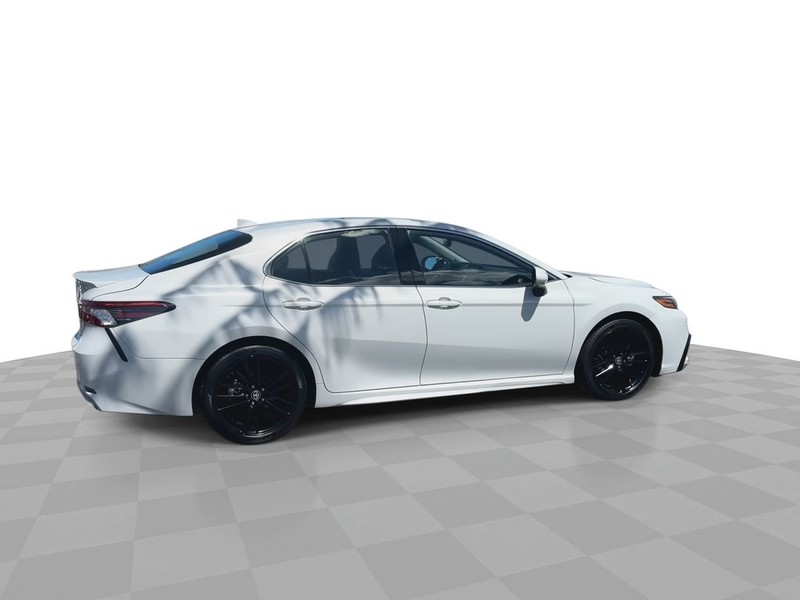 Toyota Camry Vehicle Full-screen Gallery Image 14