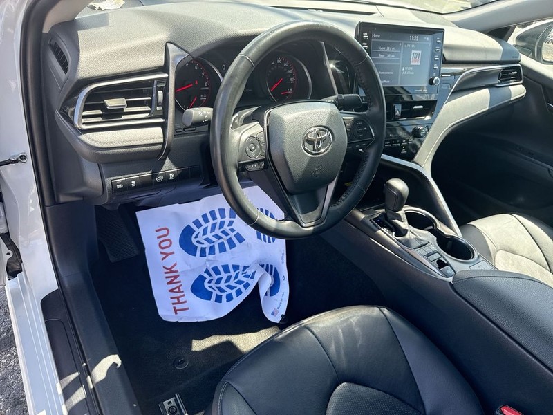 Toyota Camry Vehicle Full-screen Gallery Image 17