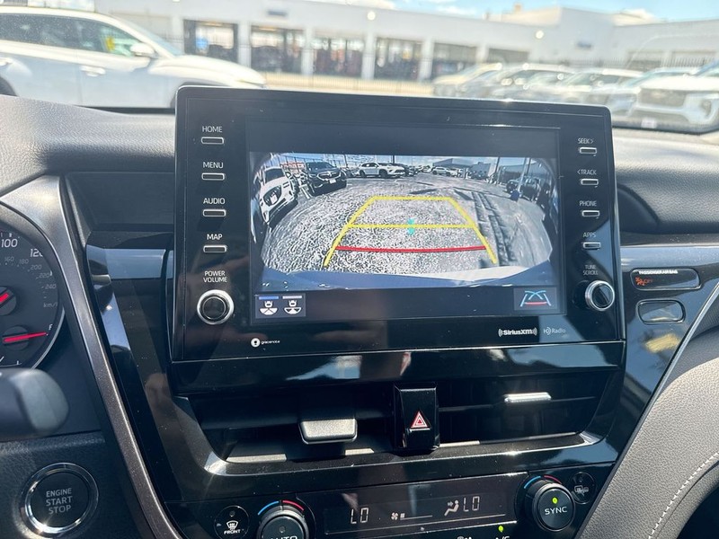 Toyota Camry Vehicle Full-screen Gallery Image 21