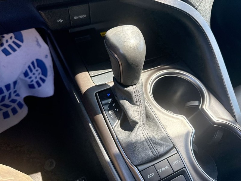 Toyota Camry Vehicle Full-screen Gallery Image 22