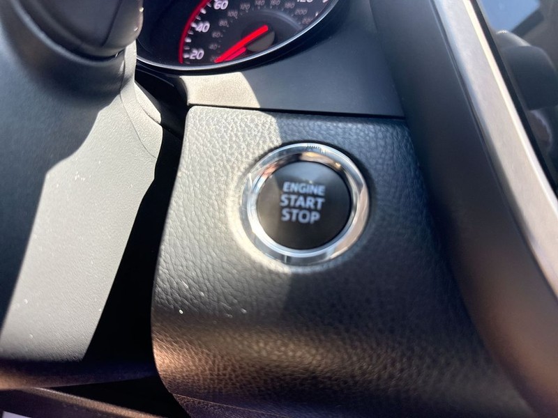 Toyota Camry Vehicle Full-screen Gallery Image 23