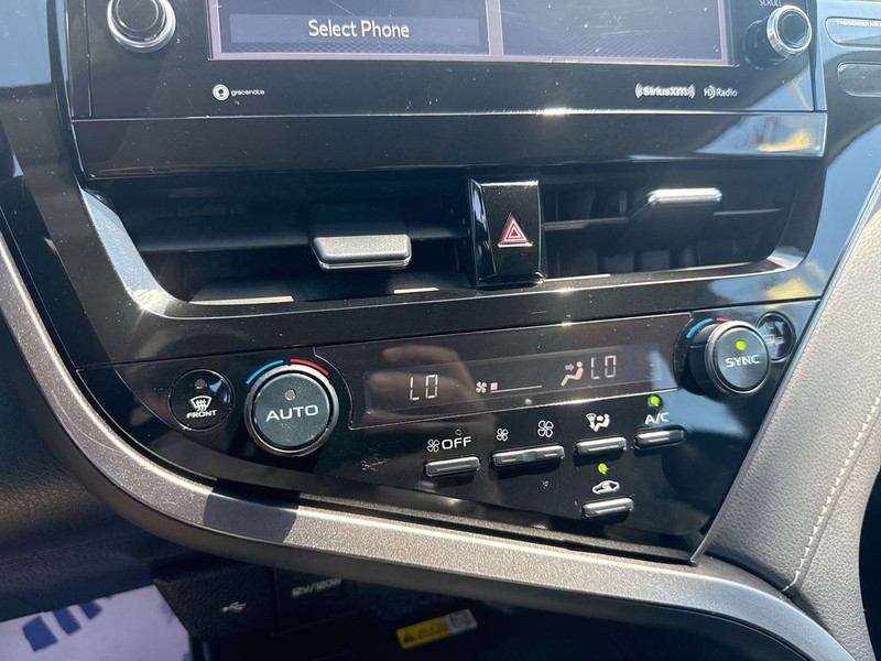 Toyota Camry Vehicle Full-screen Gallery Image 24