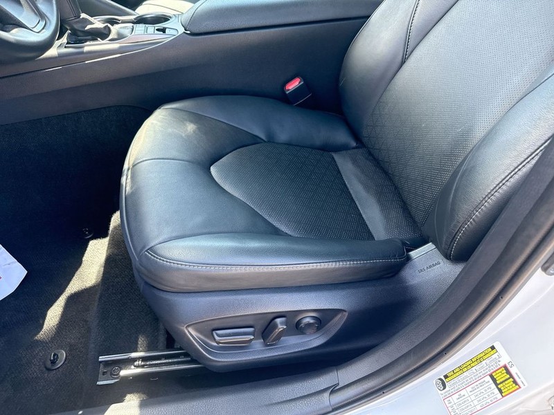 Toyota Camry Vehicle Full-screen Gallery Image 26