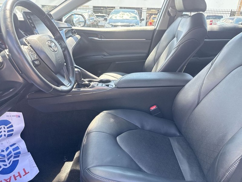 Toyota Camry Vehicle Full-screen Gallery Image 27