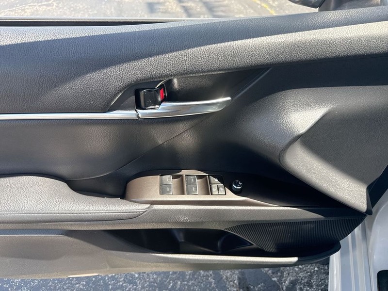 Toyota Camry Vehicle Full-screen Gallery Image 28