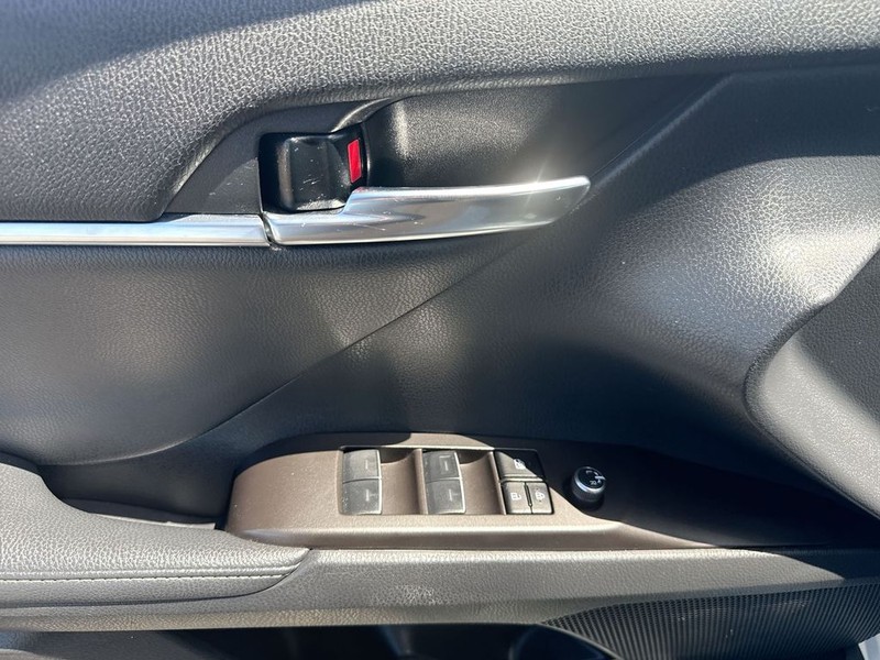 Toyota Camry Vehicle Full-screen Gallery Image 29