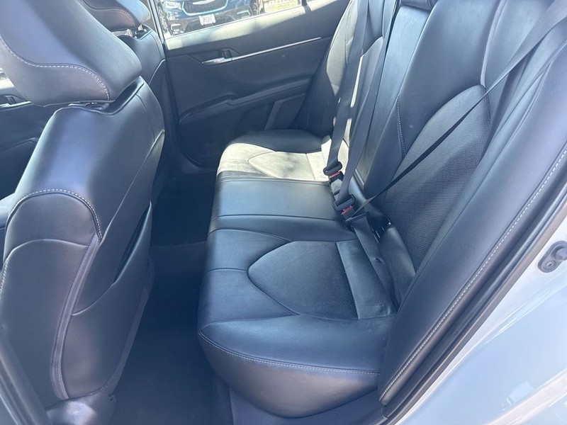 Toyota Camry Vehicle Full-screen Gallery Image 30