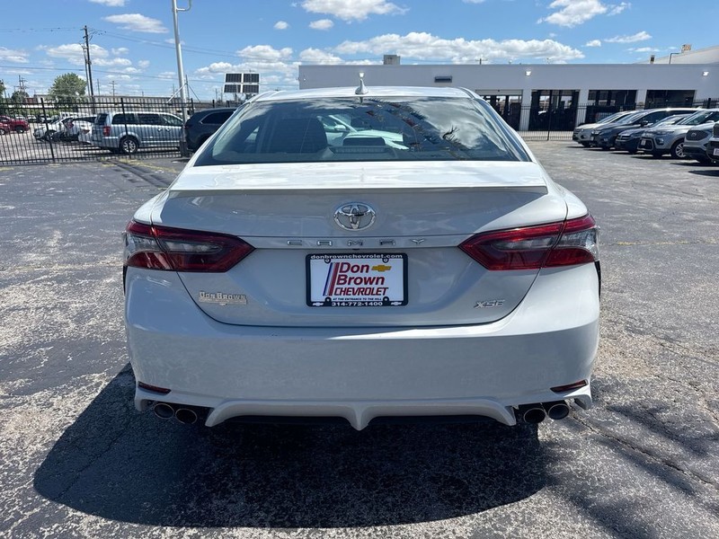 Toyota Camry Vehicle Full-screen Gallery Image 31