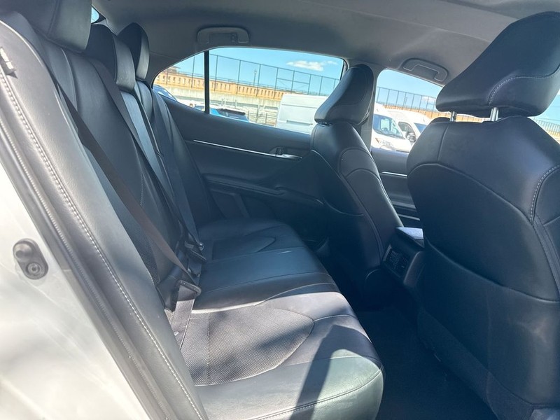 Toyota Camry Vehicle Full-screen Gallery Image 32