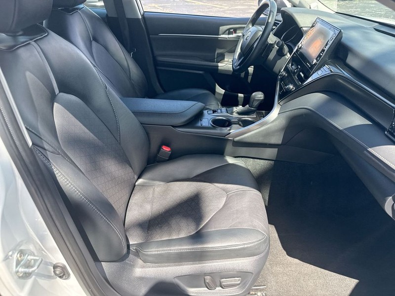 Toyota Camry Vehicle Full-screen Gallery Image 33