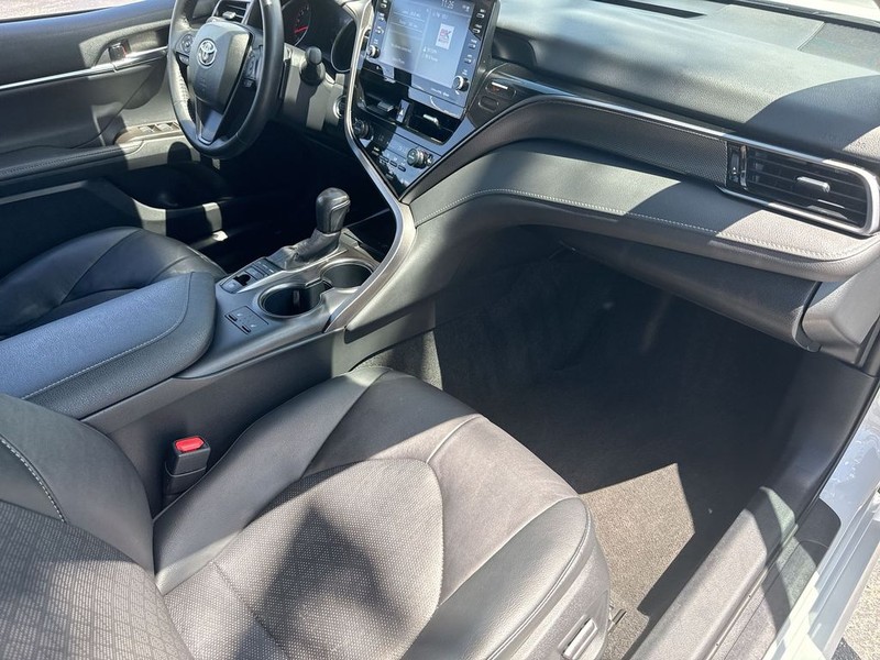 Toyota Camry Vehicle Full-screen Gallery Image 34
