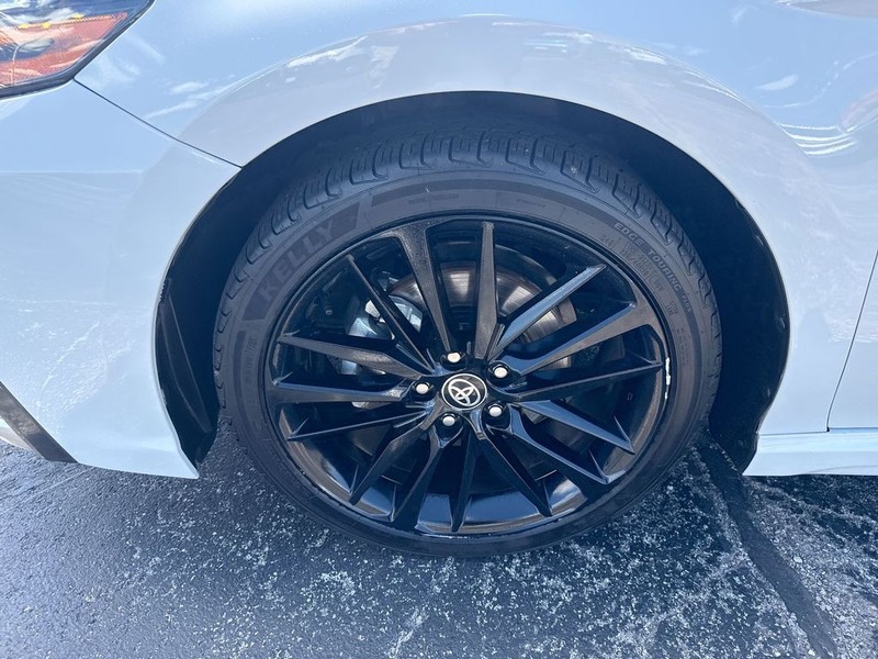 Toyota Camry Vehicle Full-screen Gallery Image 36