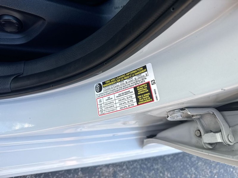 Toyota Camry Vehicle Full-screen Gallery Image 37