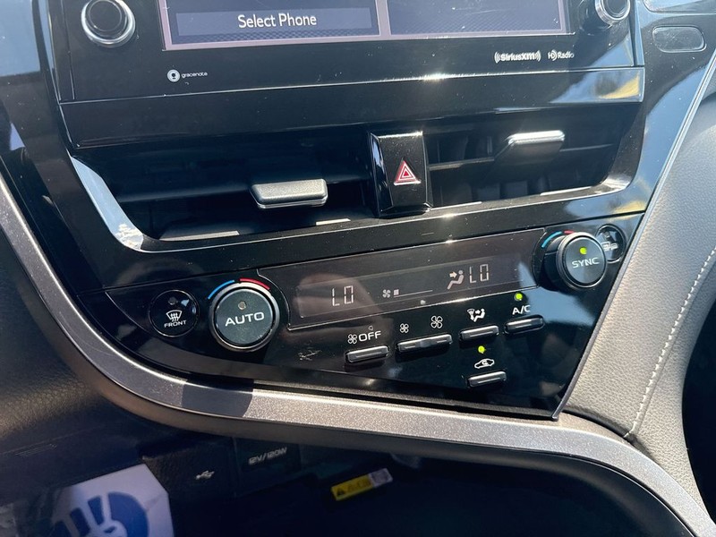 Toyota Camry Vehicle Full-screen Gallery Image 38