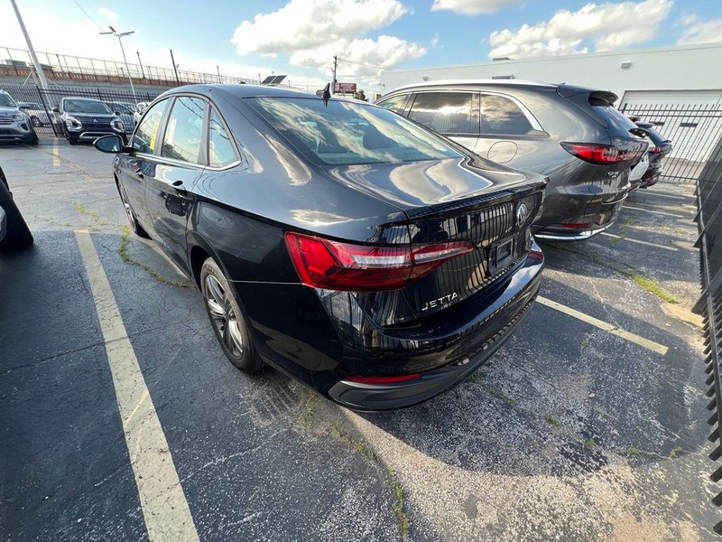 Volkswagen Jetta Vehicle Full-screen Gallery Image 4