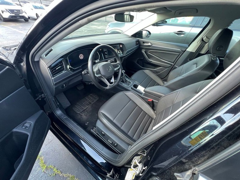 Volkswagen Jetta Vehicle Full-screen Gallery Image 7