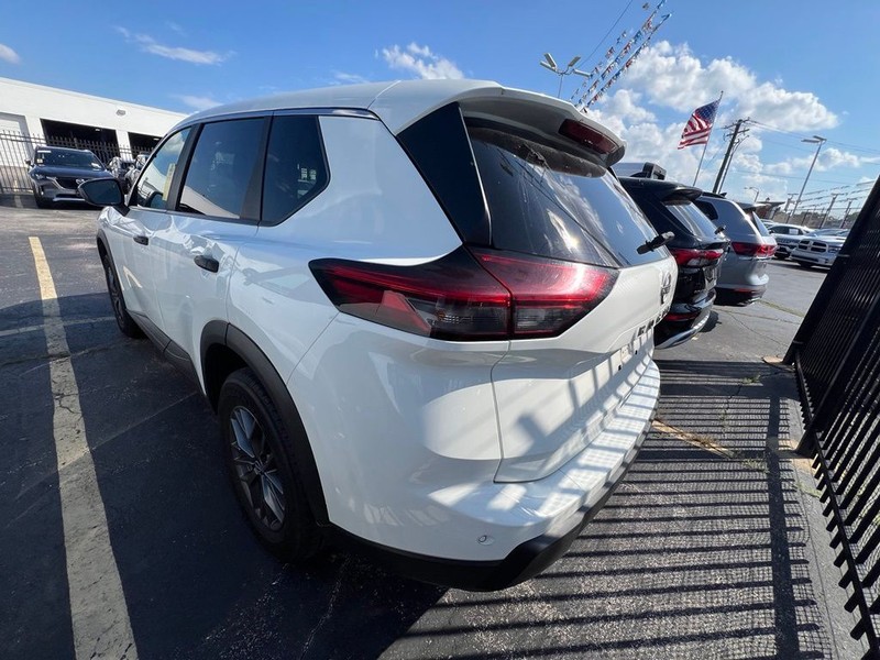 Nissan Rogue Vehicle Full-screen Gallery Image 4
