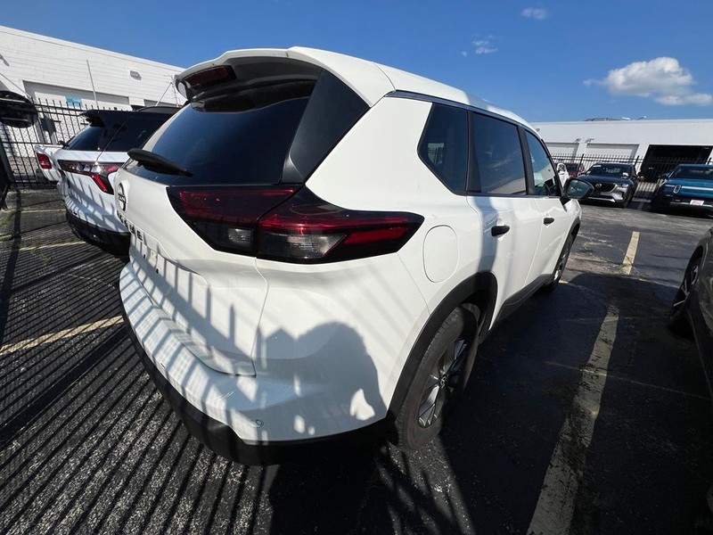 Nissan Rogue Vehicle Full-screen Gallery Image 6