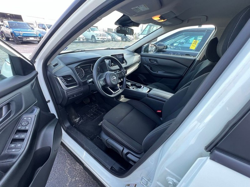 Nissan Rogue Vehicle Full-screen Gallery Image 7