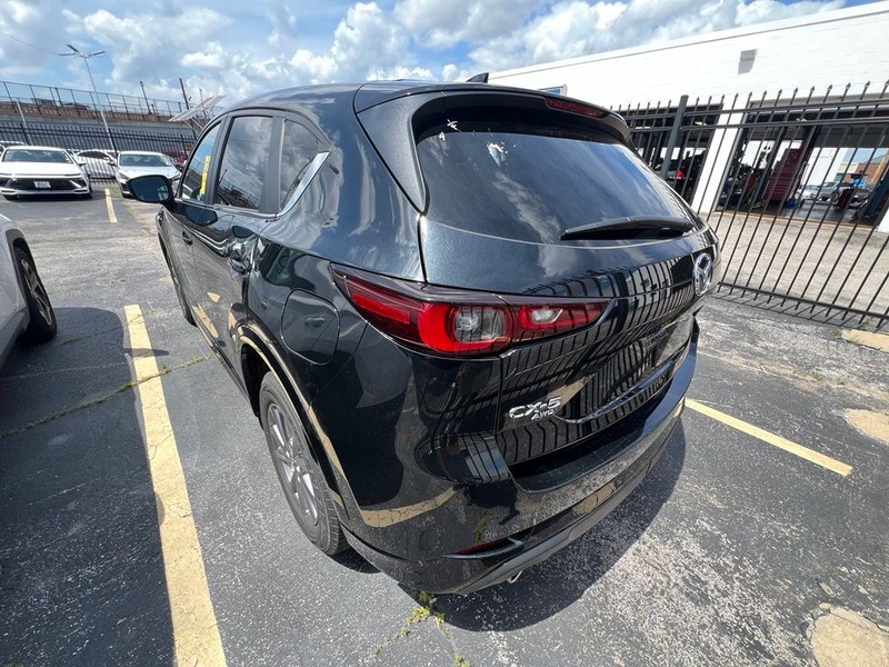 Mazda CX-5 Vehicle Full-screen Gallery Image 4