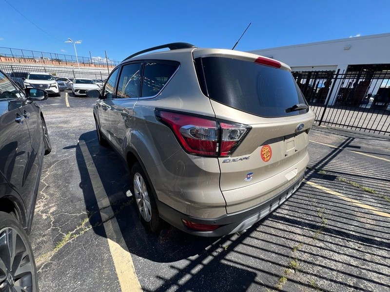 Ford Escape Vehicle Full-screen Gallery Image 4