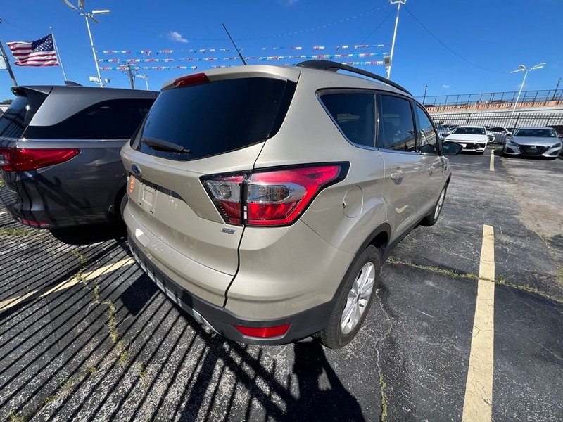 Ford Escape Vehicle Full-screen Gallery Image 6