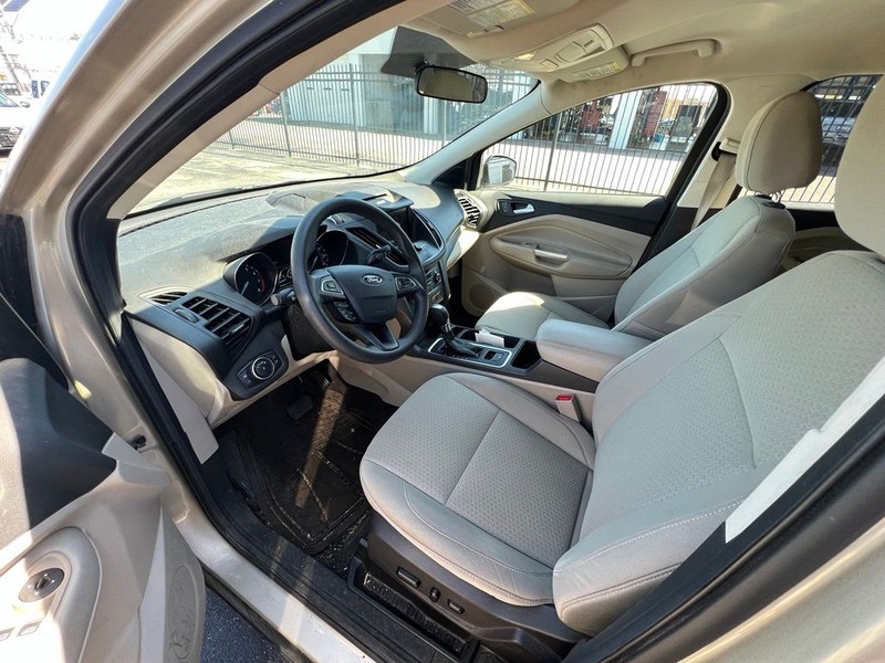 Ford Escape Vehicle Full-screen Gallery Image 7