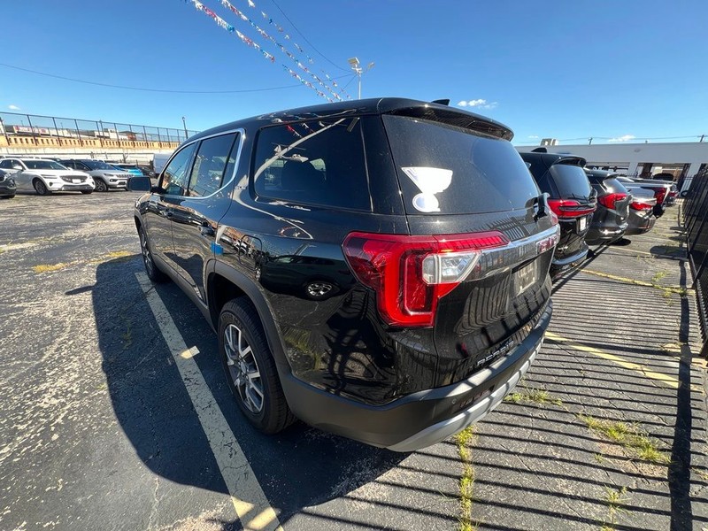 GMC Acadia Vehicle Full-screen Gallery Image 4