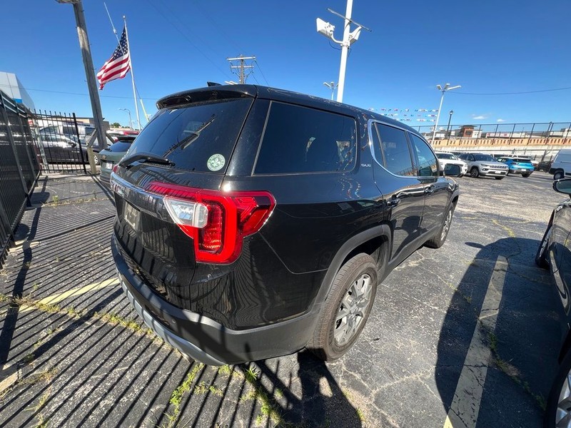GMC Acadia Vehicle Full-screen Gallery Image 6