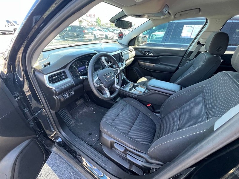 GMC Acadia Vehicle Full-screen Gallery Image 7