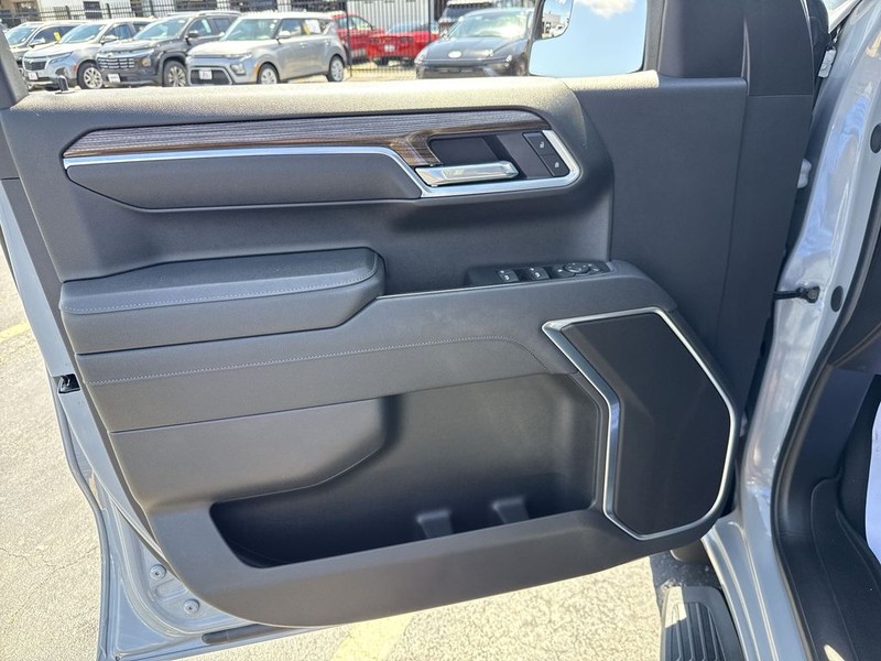 Chevrolet Silverado 1500 Vehicle Full-screen Gallery Image 21