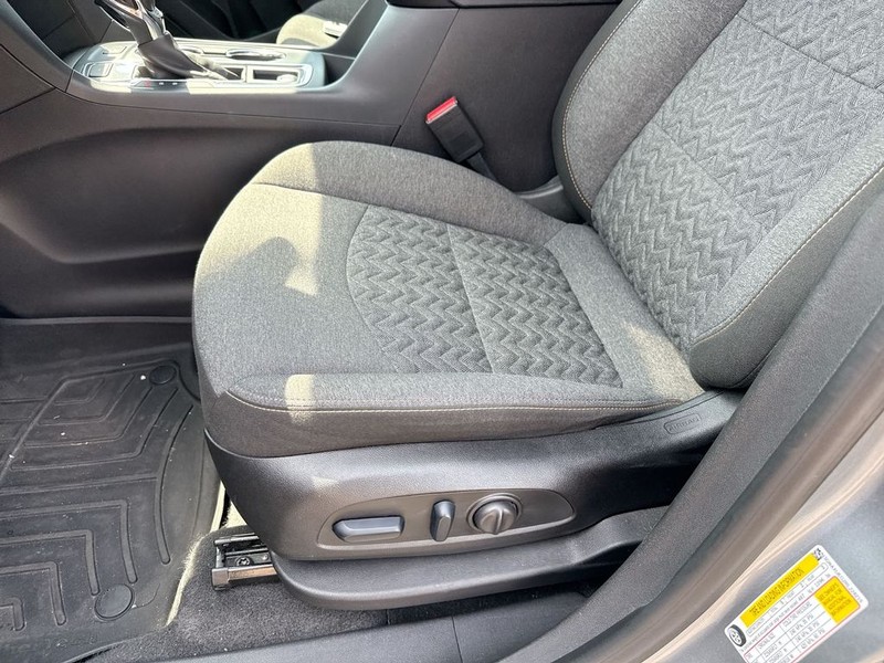 Chevrolet Equinox Vehicle Full-screen Gallery Image 21