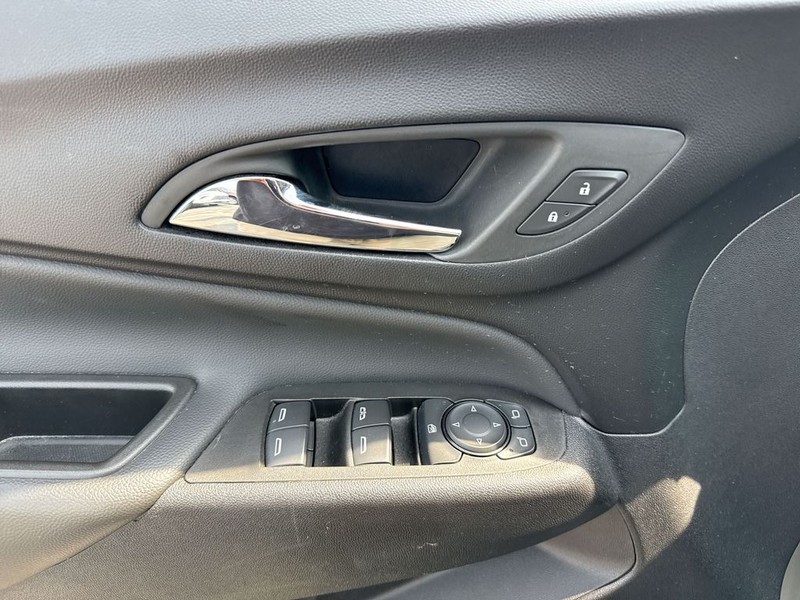 Chevrolet Equinox Vehicle Full-screen Gallery Image 24