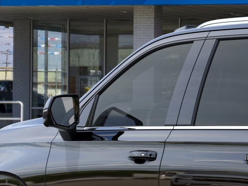 Chevrolet Suburban Vehicle Full-screen Gallery Image 12