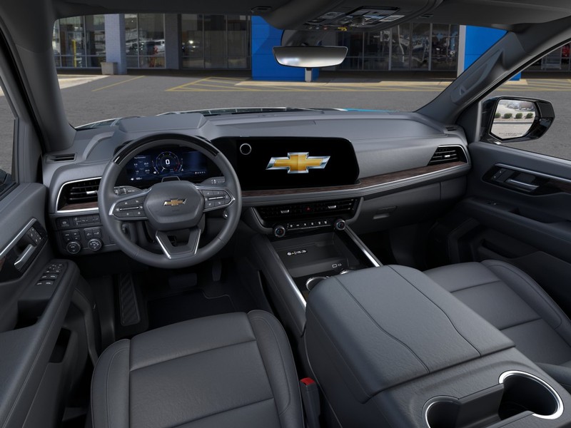 Chevrolet Suburban Vehicle Full-screen Gallery Image 15