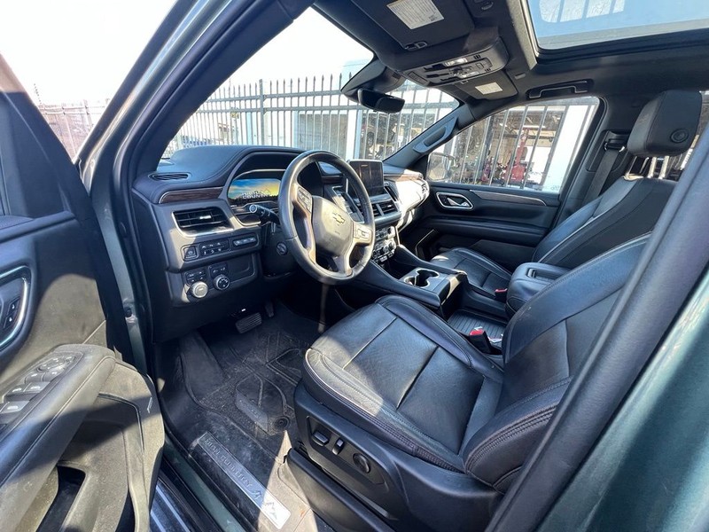 Chevrolet Suburban Vehicle Full-screen Gallery Image 05