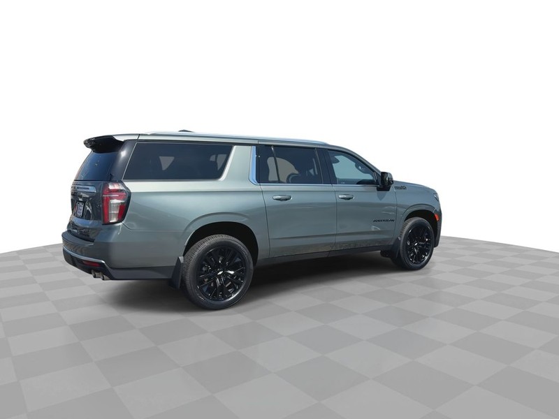 Chevrolet Suburban Vehicle Full-screen Gallery Image 13