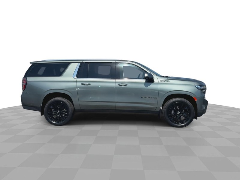 Chevrolet Suburban Vehicle Full-screen Gallery Image 14