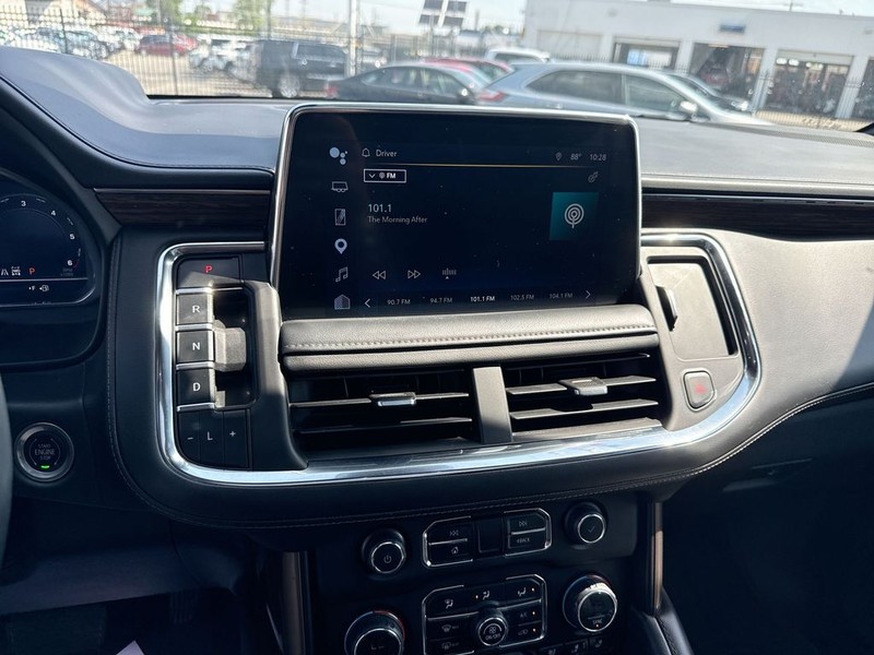 Chevrolet Suburban Vehicle Full-screen Gallery Image 20